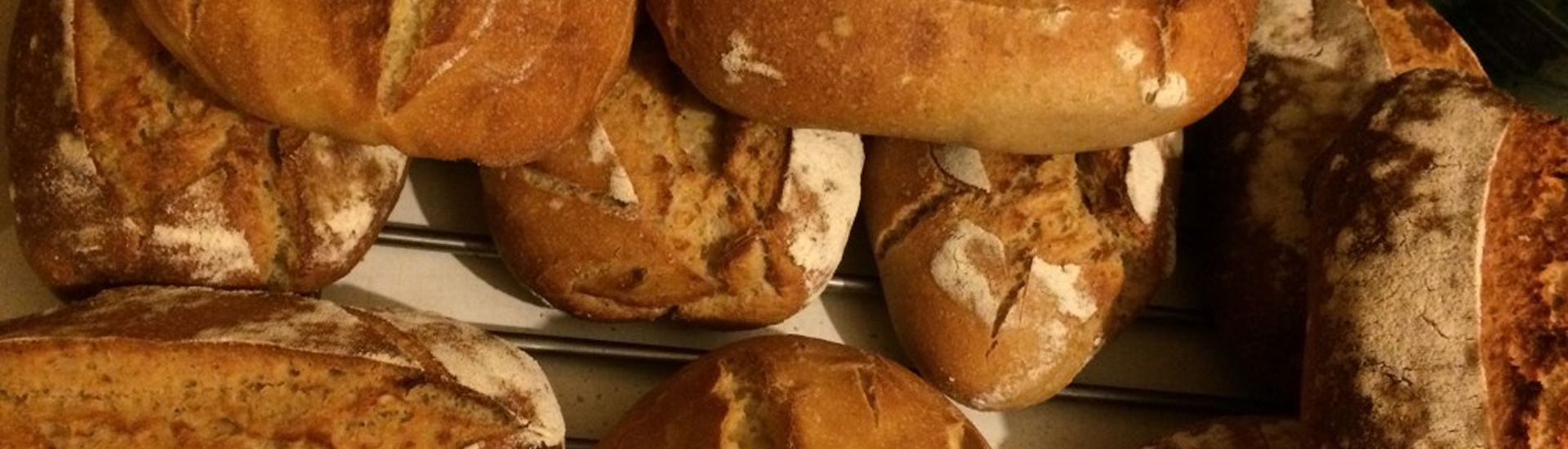 Pane cotto in un forno a legna