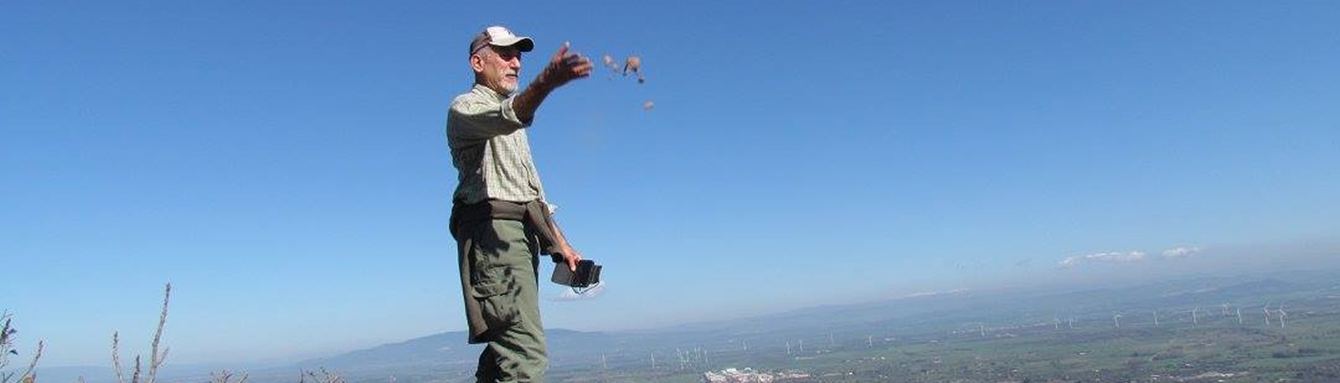 Lancio delle palline d'argilla sul Monte Margherita di Guspini. Domenica 19 febbraio 2017. A cura dell'Associazione L'uomo che pianta gli alberi