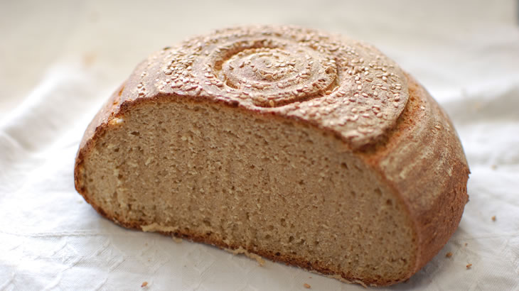 Come fare il pane con grani antichi e lievito naturale o madre. Il pane che vedete è il risultato della ricetta qui proposta